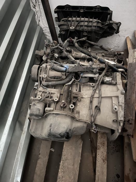 Двигатель эстима . На запчасти клинонувший .