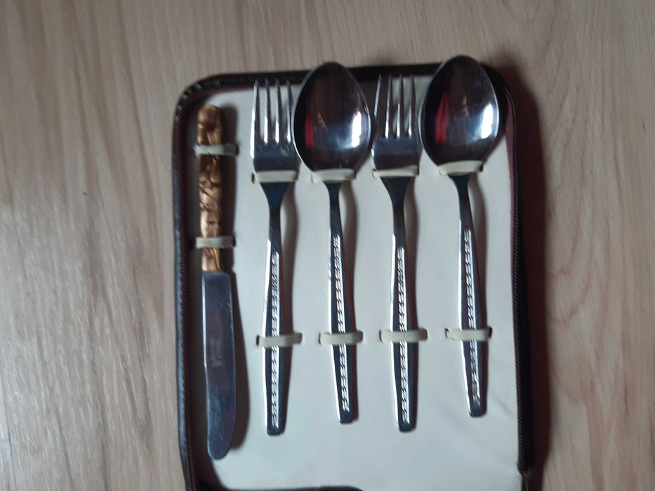 Комплект-вилици,лъжици и нож "ВТ" в стилен несесер,ретро