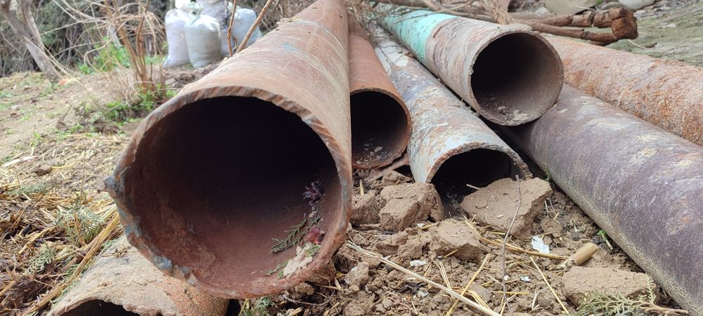 Темир труба навесдан чиққан яхши холатда