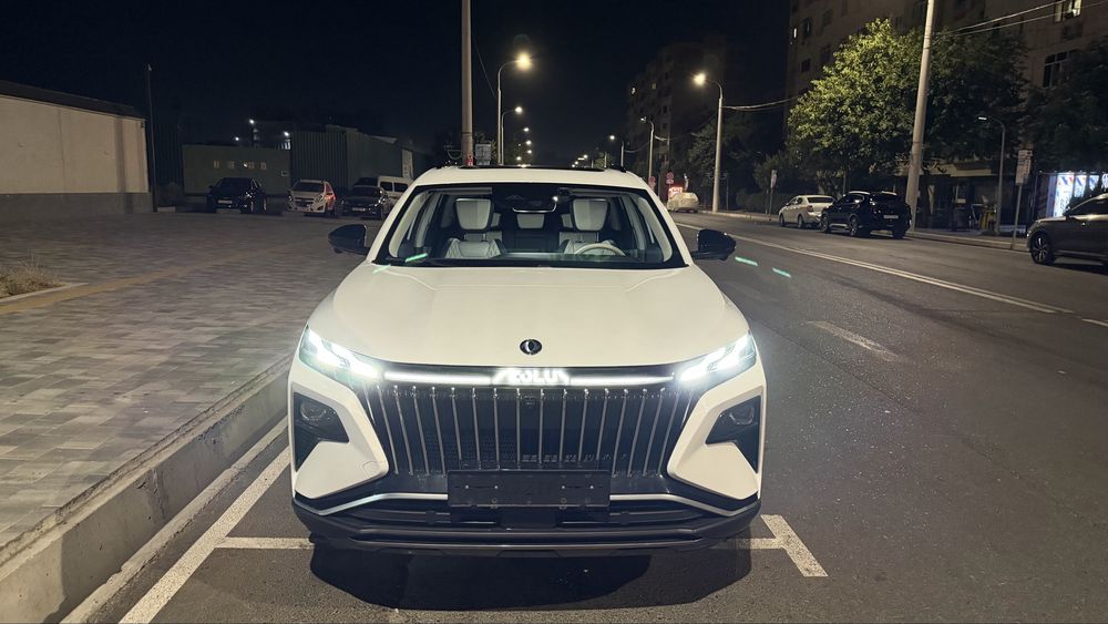 Dongfeng Aeolus Huge Mach Hybrid Passenger EV Car
