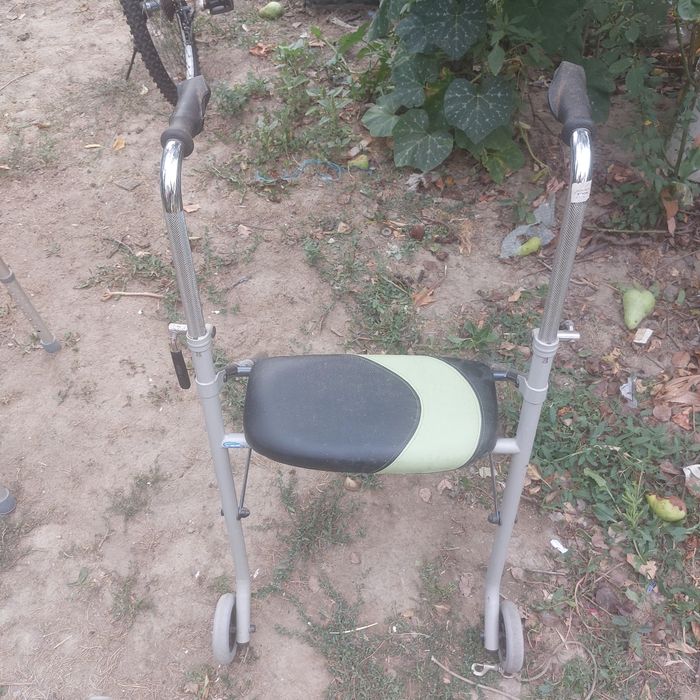 Vand carucior pt batrani