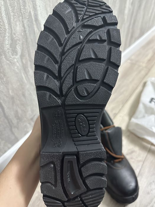 Продам спец обувь