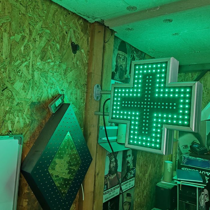 Cruce farmacie luminoasa