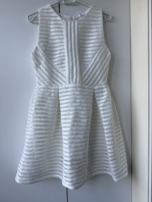 Елегантна бяла рокля