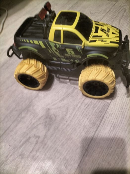 Продам машинку на пульте управления