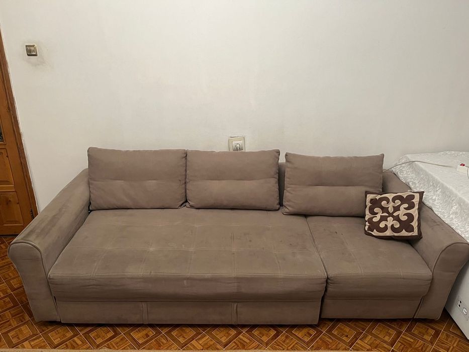 Диван с подушками