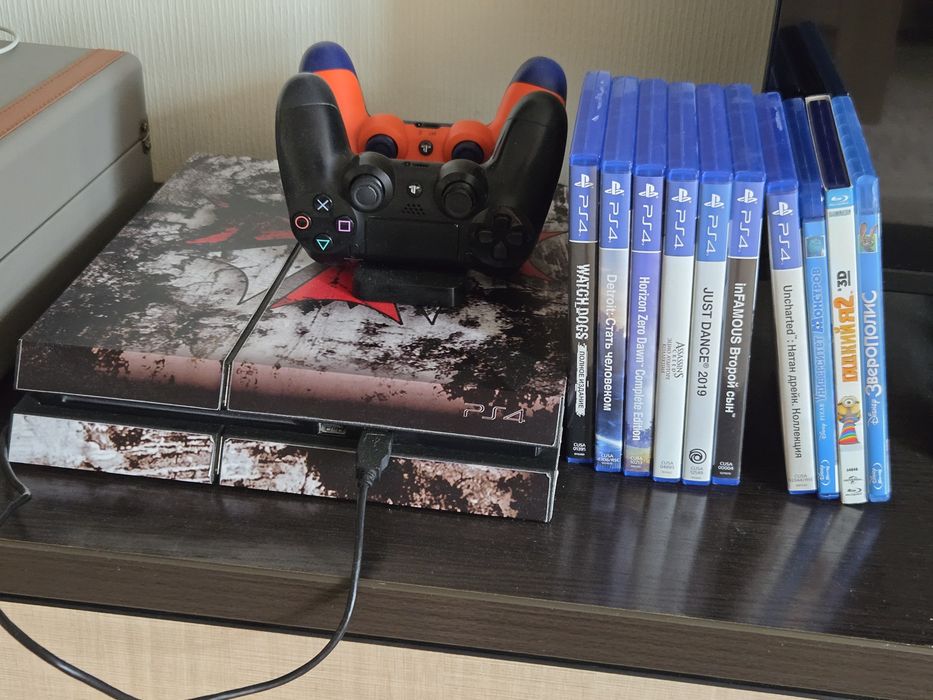 Продам игровую приставку Ps4 вместе с дисками.