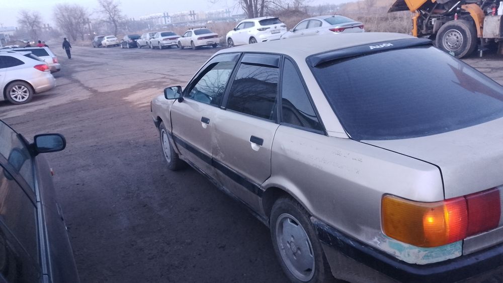 Машина Ауди 80 на полном ходу