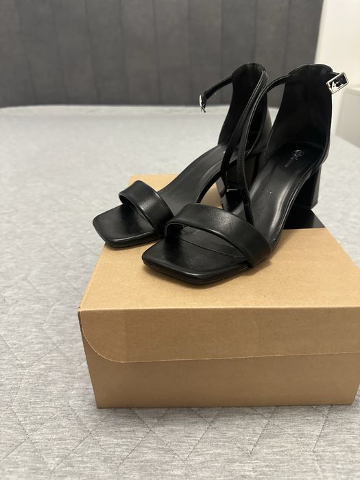 Дамски сандали със затворена пета.