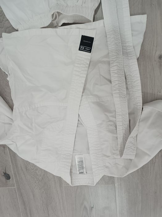 Vând costum judo -karate