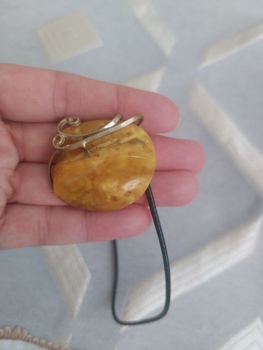 Кулон-брошь из янтаря