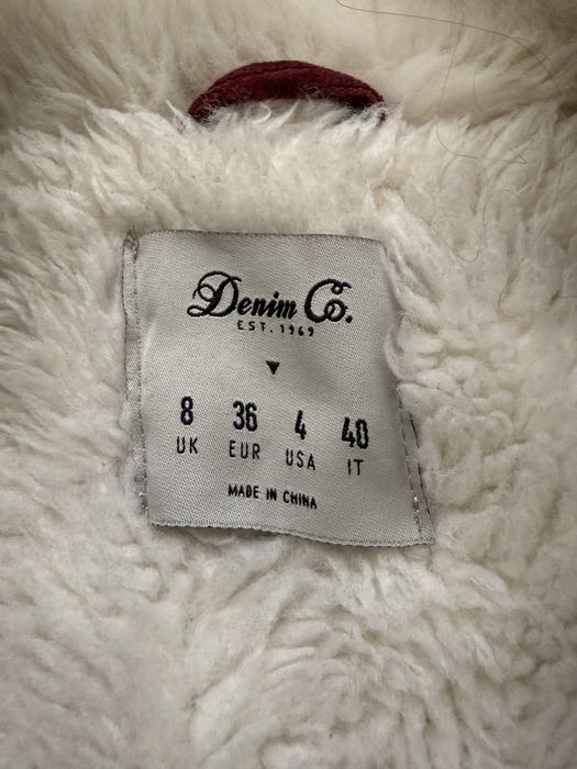 Червено зимно яке от релефен плат с пухкава подплата