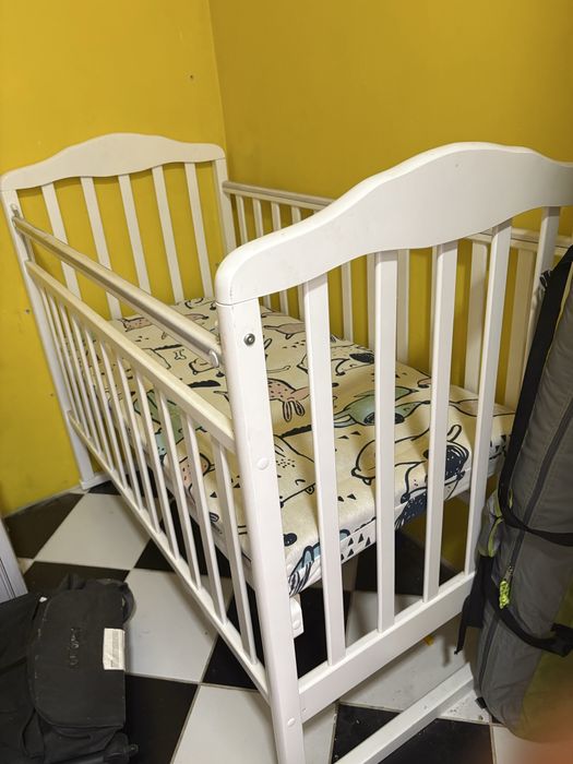 Детская кроватка белая