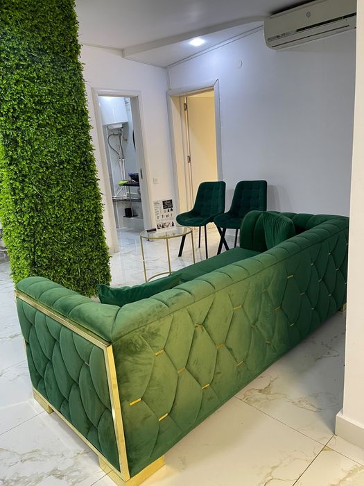 Vand canapea verde smarald