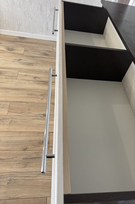 Комод в комплекте с зеркалом.