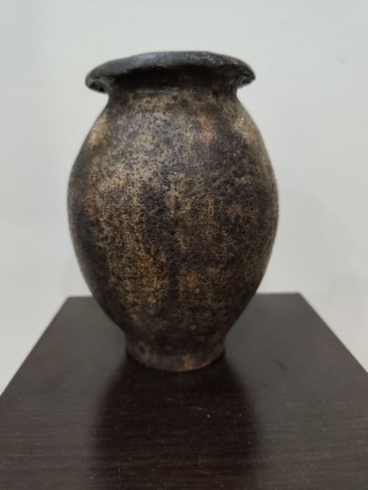Красива ваза от плътна и тежка керамика.
