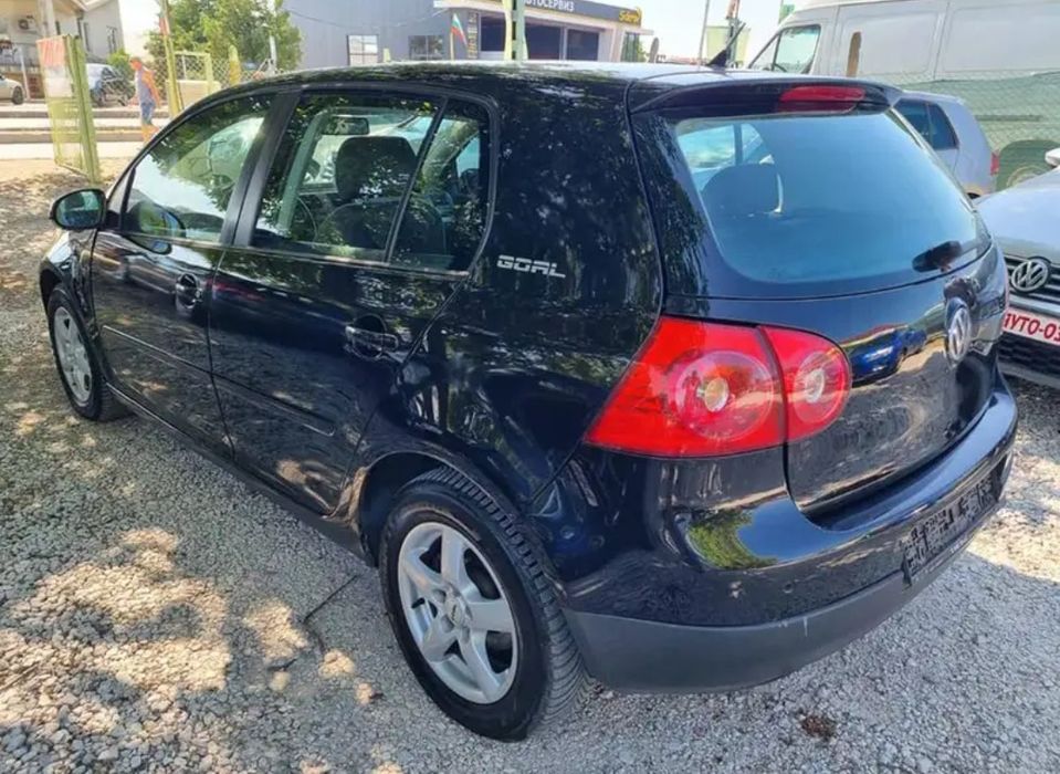 Продавам ВСЯКАКВИ части за Голф 5, имам над 10 голфа с различни двигат