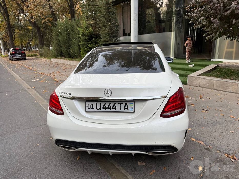 Мерседес 205 седан