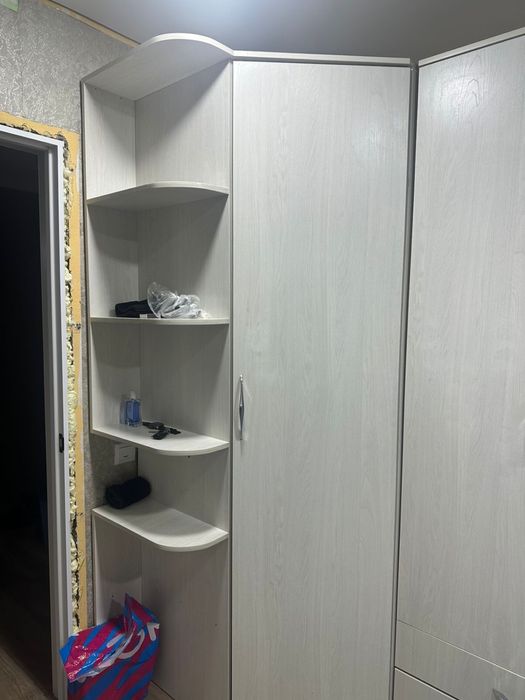 Продам угловой шифоньер