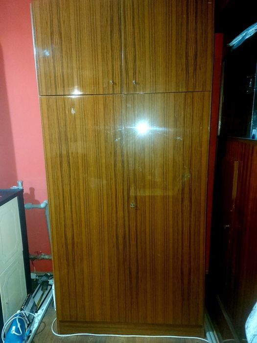 Двукрилен гардероб