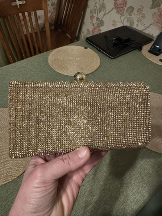 Клатч золотистый со стразами
