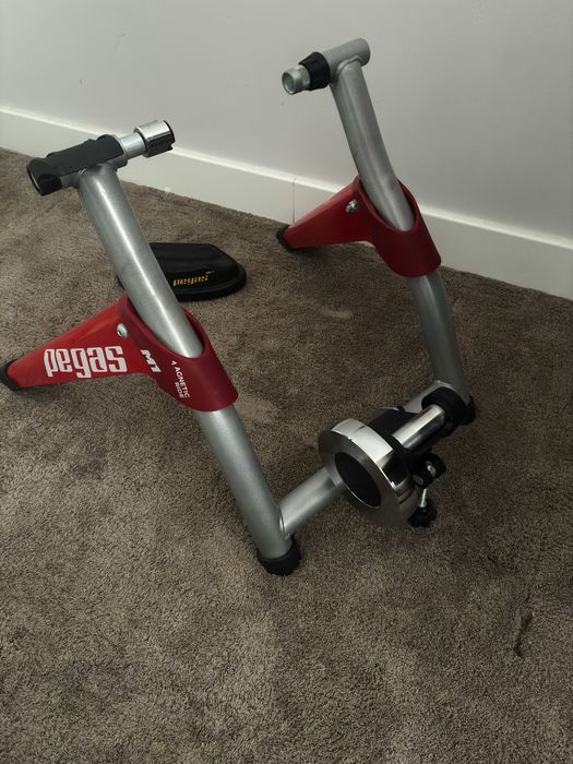 Home trainer magnetic Pegas M1, Cardio, pentru biciclete 26–29” – rosu