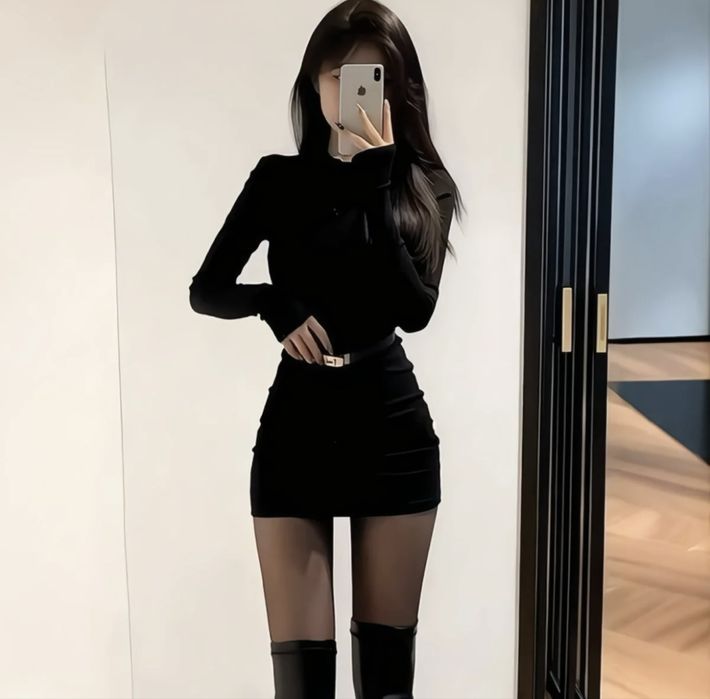 Чёрное облегающее платье с ремнём