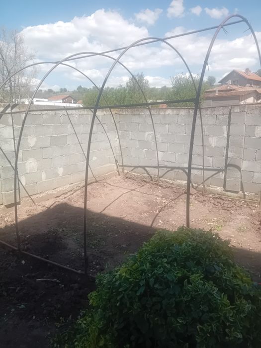 Продавам парник-метална конструкция