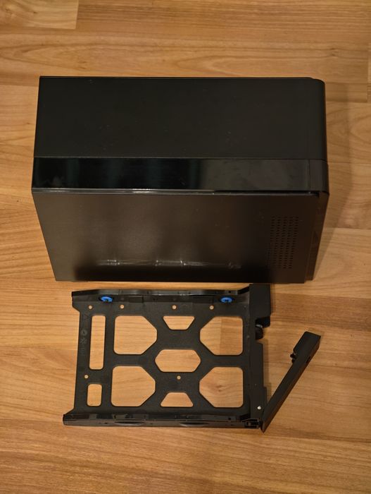 Direct Attached Storage QNAP TR-002