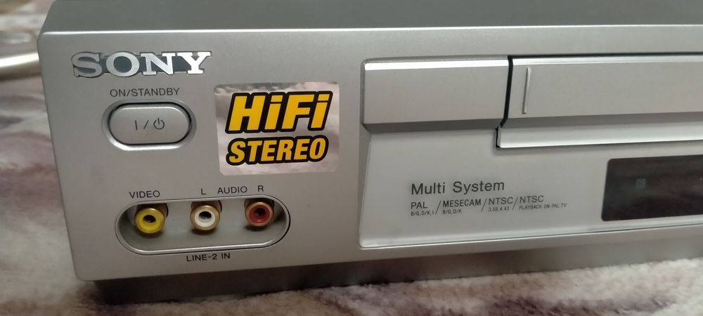 Видеомагнитофон Sony.