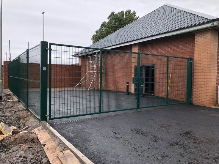 Meseriaș la garduri porți din plasa