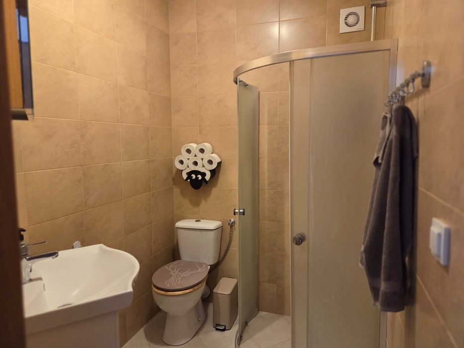 Тристаен под наем