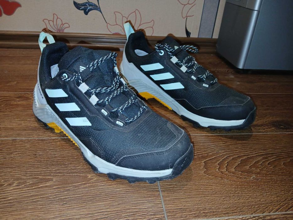 продавам маратонки adidas     N43  N44