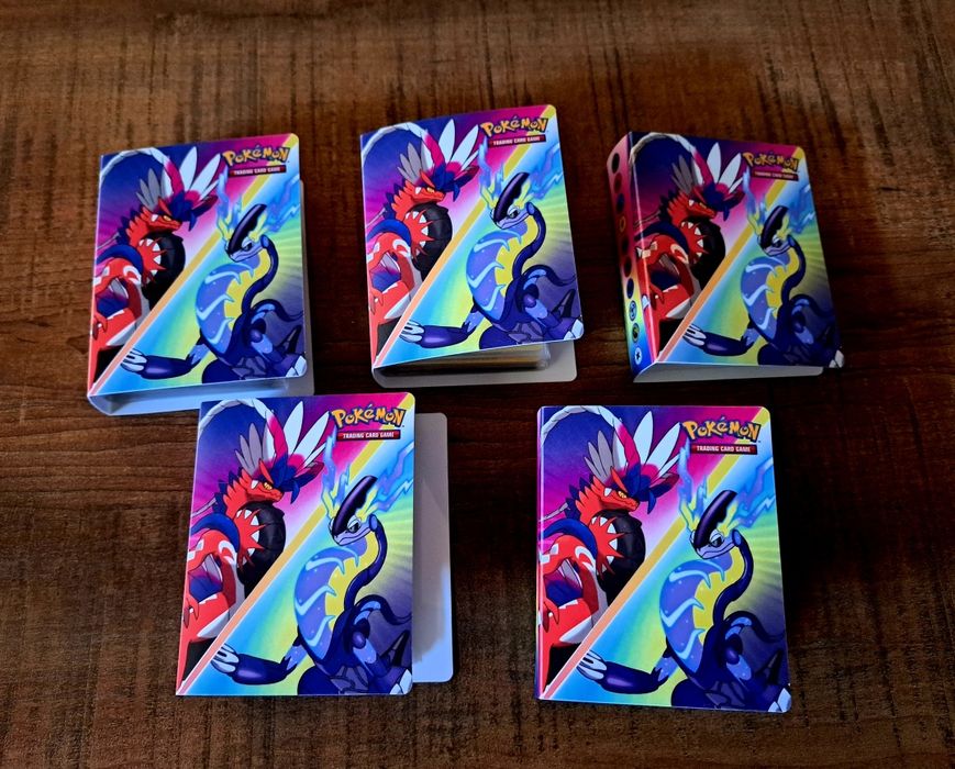 Vând lot Pokémon TCG format din 5 mini albume cu cărți Pokémon.