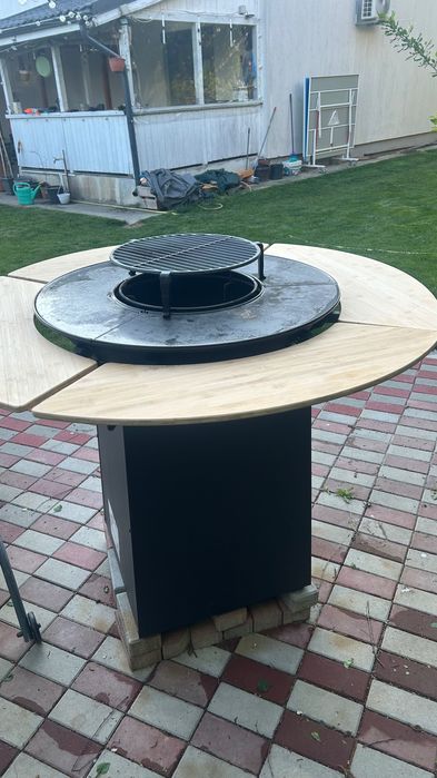 Grătar / Fire Pit premium cu masă din lemn – ideal terasă & grădină