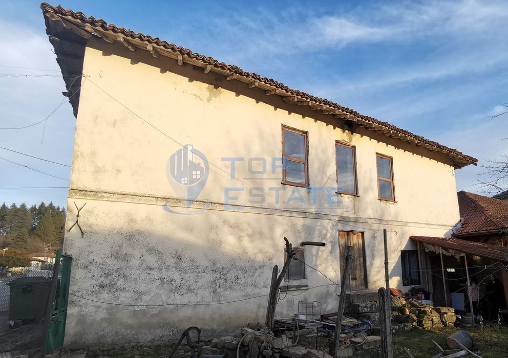 Двуетажна къща с шест стаи и вътрешна баня с тоалетна в село Беброво