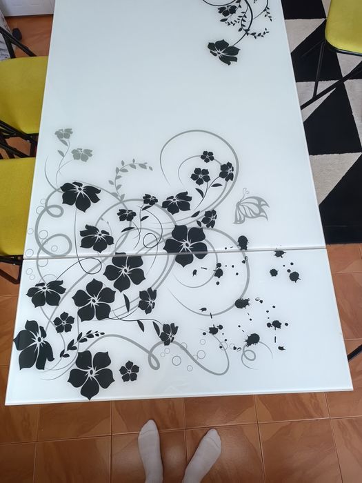 Стъклена разтегателна маса + подарък 4 стола