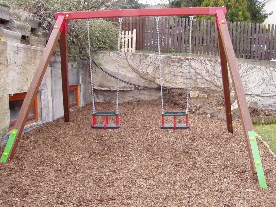 Leagan de curte cu elemente metalice