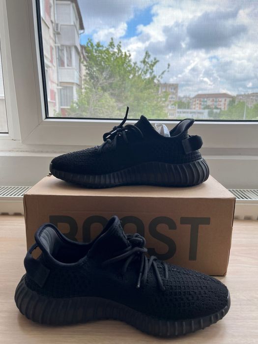 Yeezy 350 ,,V2 Onyx”-noi, nefolositi