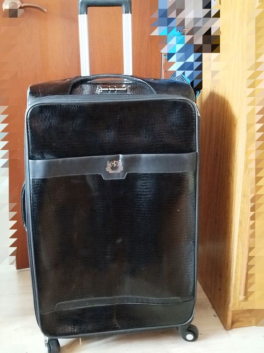 Большой, объемный чемодан