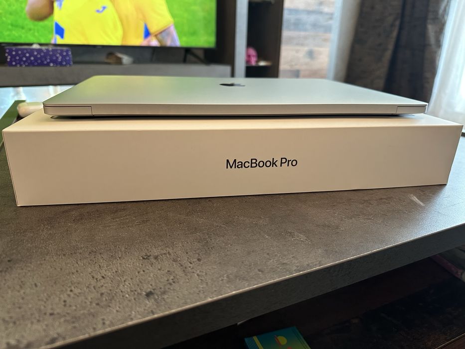 Laptop MacBook Pro 2.3 ghz Intel i9 16 gb 2667 mhz ddr  4 1TB stocare