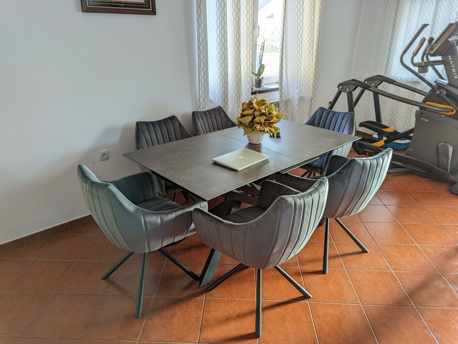 Masă extensibilă cu 6 scaune rotative