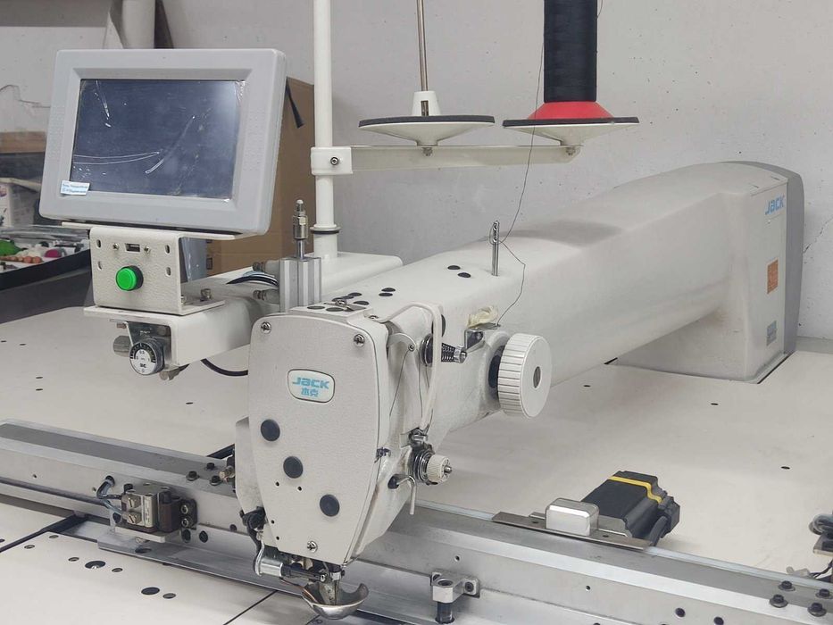 Шевна машина с програмируеми шевове и лазер за изрязване на кройки