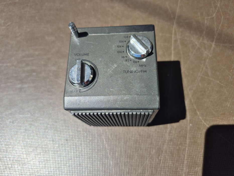 Radio receptor portabil marca ADDEX,model AD1000