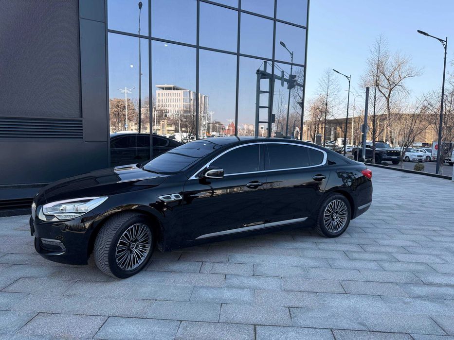 Kia Quoris (premium sedan)