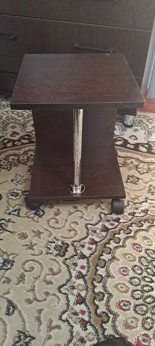 Продам столик мобильный.