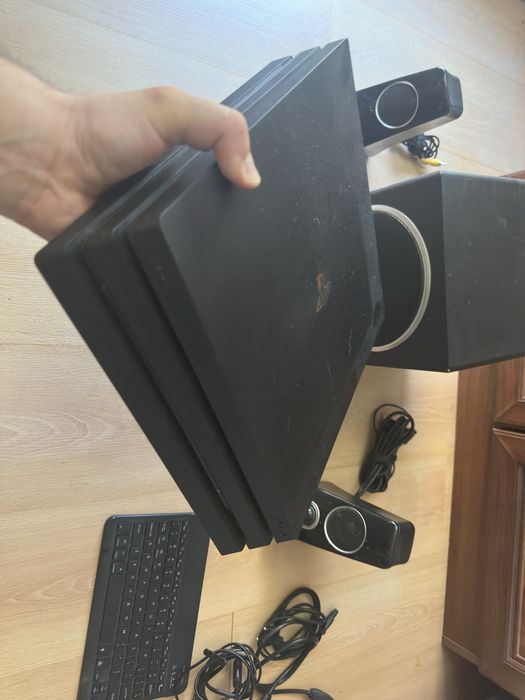 PS4 Pro 1 tb SSD + Logitech audio