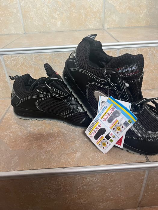 Чисто нови работни обувки