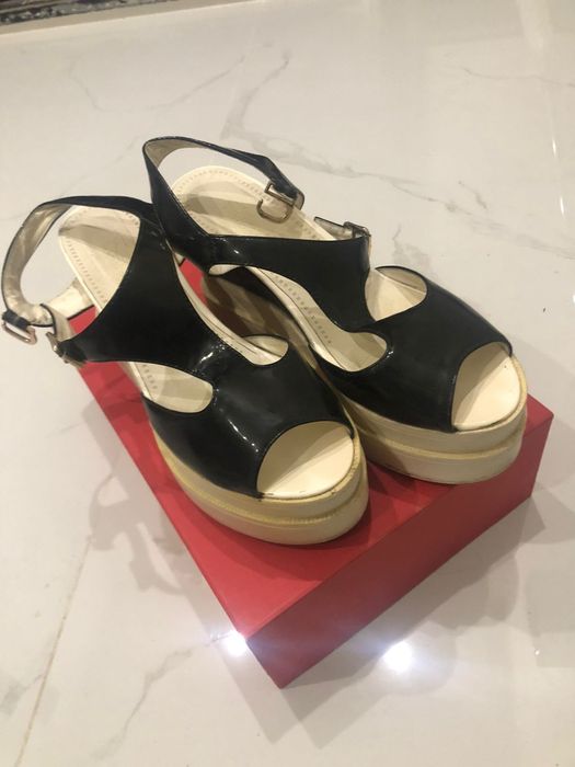 Продается босоножки