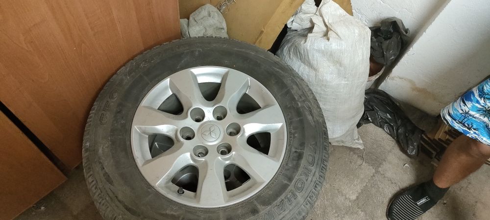 Продам 2 диска на 17 с резиной